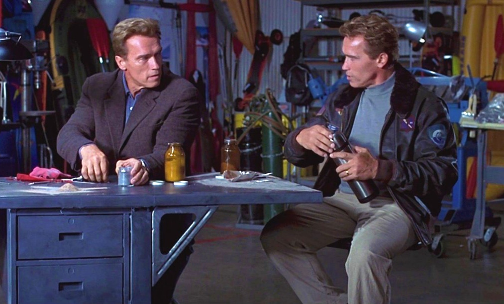 电影《第六日》中施瓦辛格饰演的男主和他的复制品（2000）