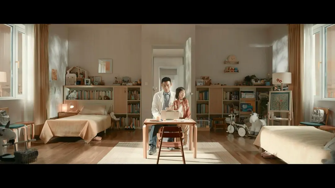 电影《流浪地球2》画面，YY和图恒宇生存于W550中（2023）